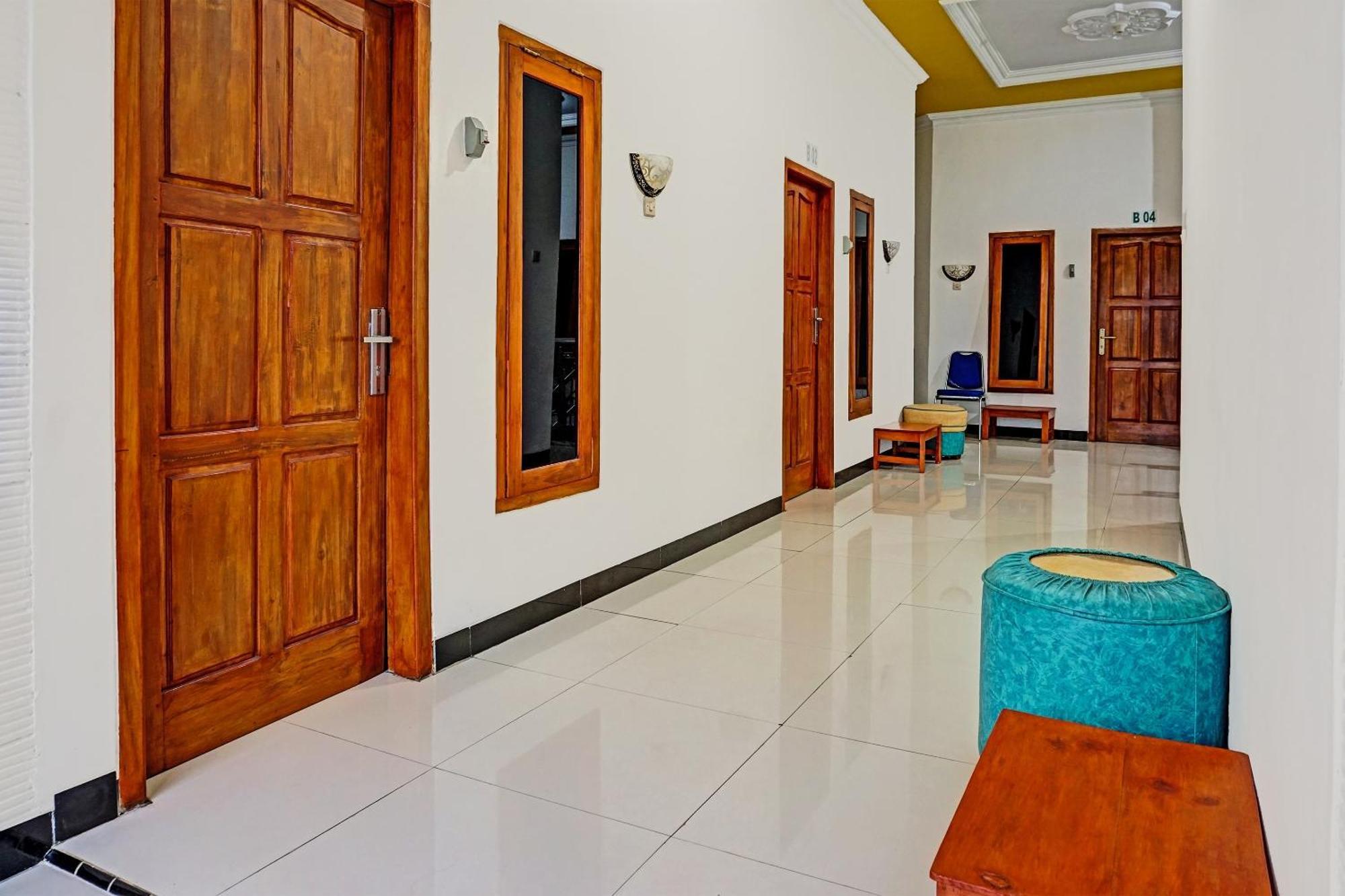 Oyo 91599 Penginapan Mutiara Madiun Eksteriør bilde