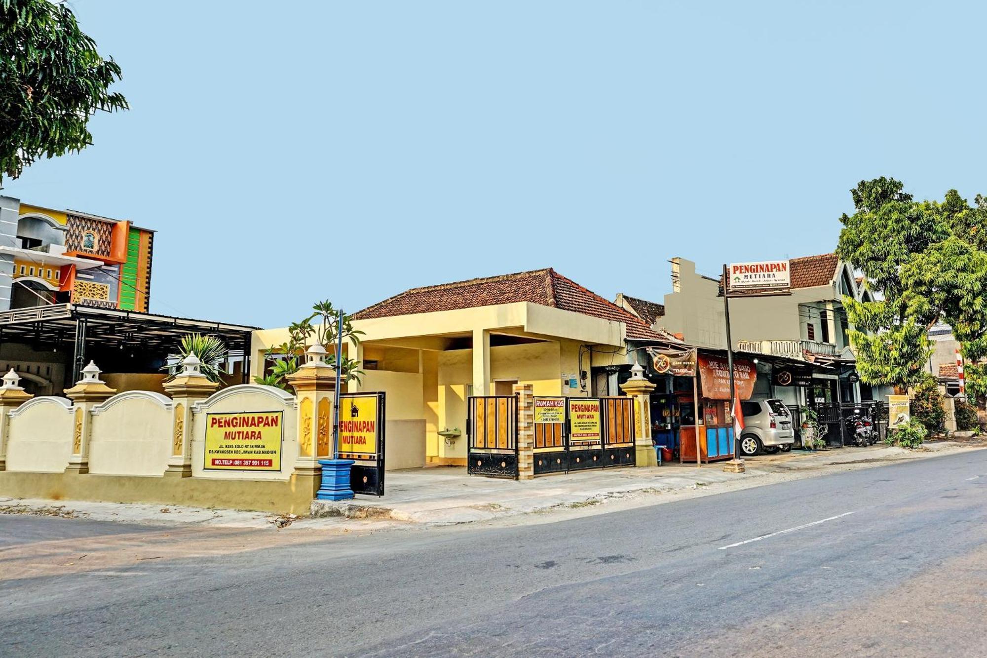 Oyo 91599 Penginapan Mutiara Madiun Eksteriør bilde